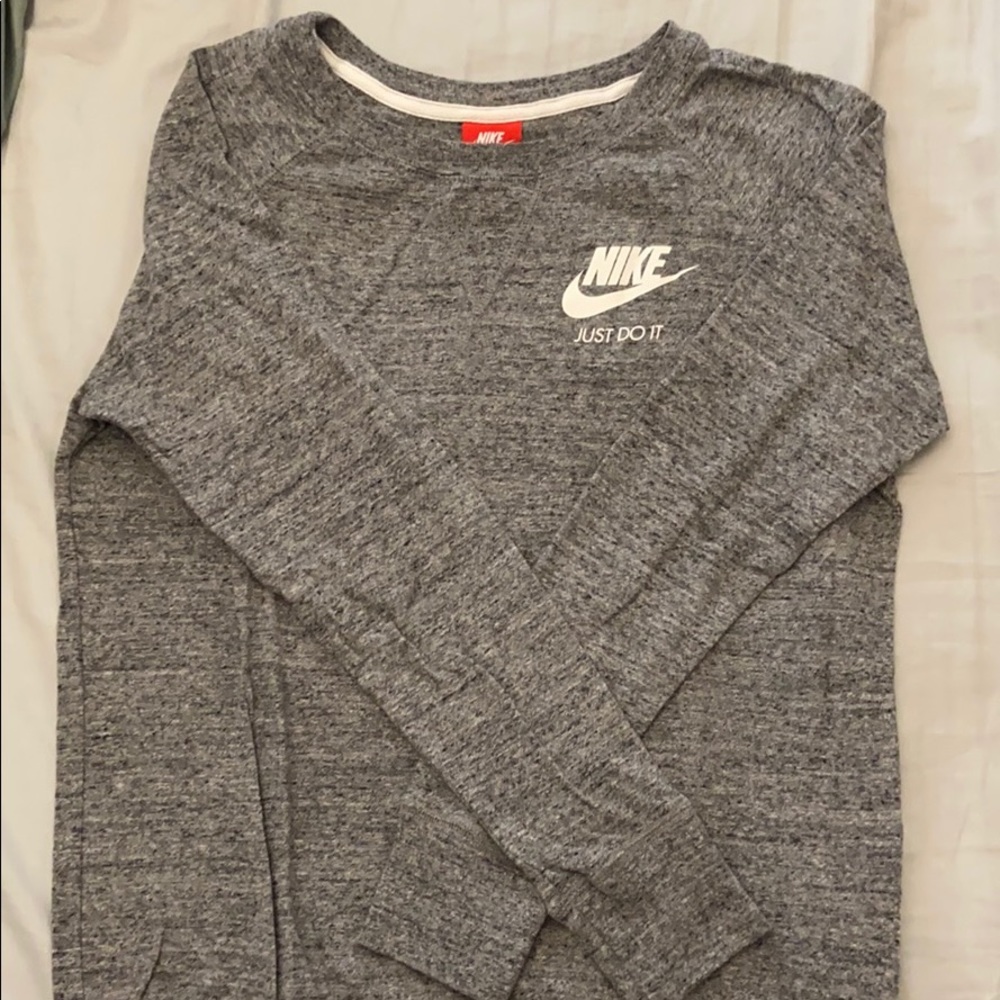 Long sleeve Nike top🤍